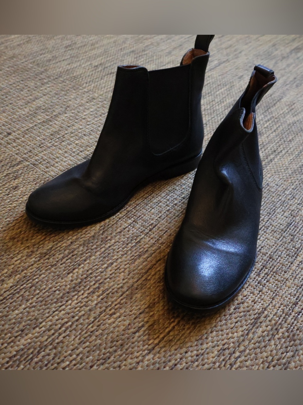 FRYE AND CO. Black Leather Chelsea Ankle Boots